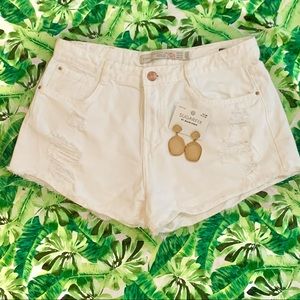 ZARA PREMIUM WASH TRAFALUC size US 06 EUR 38 white denim distressed shorts
